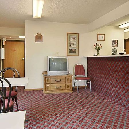 Super 8 Winterset Hotel Restaurant photo
