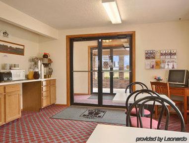 Super 8 Winterset Hotel Restaurant photo