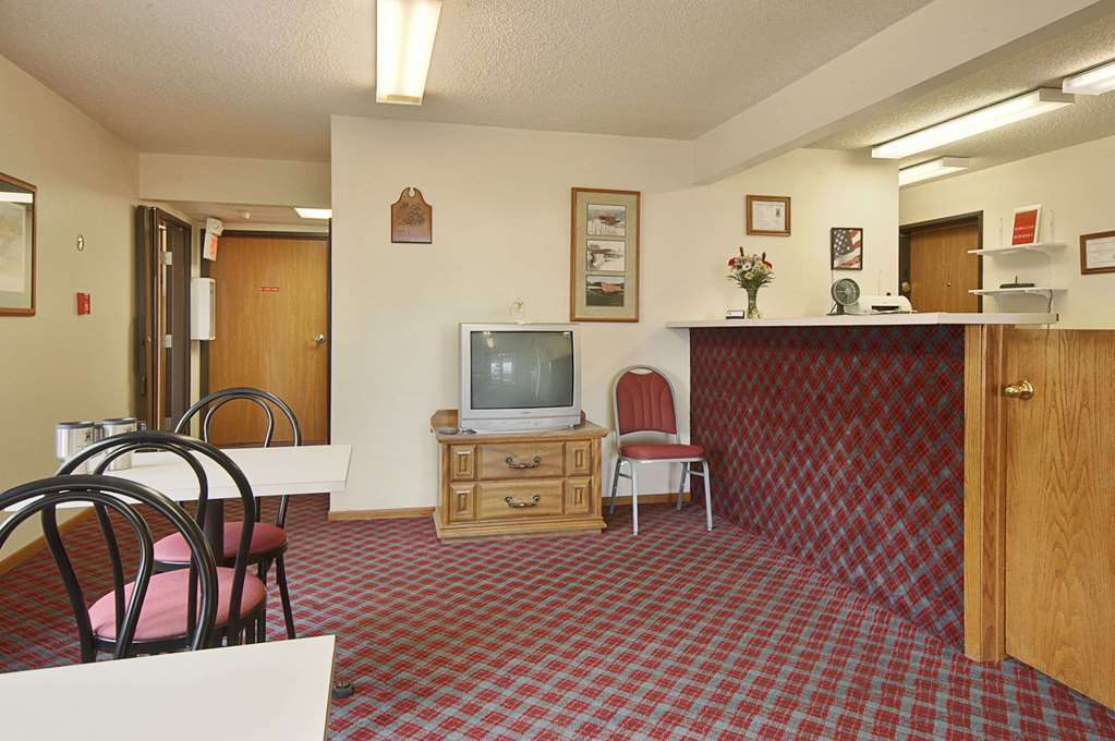 Super 8 Winterset Hotel Restaurant photo